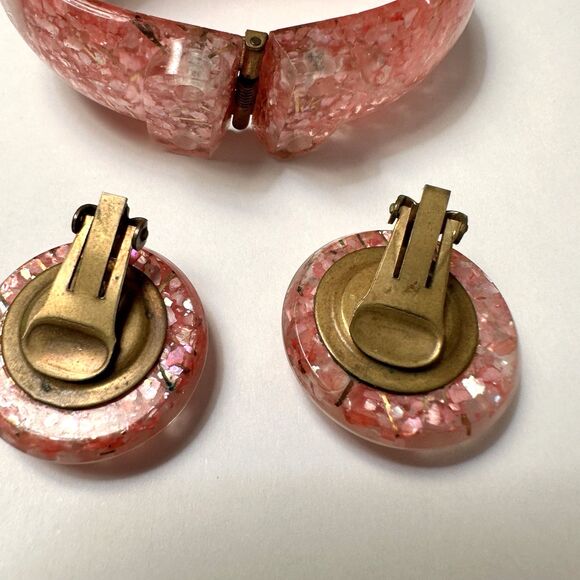 Lucite Confetti Pink Glitter Bypass Bracelet Clip Earring Set Seashells Vintage - Picture 3 of 11